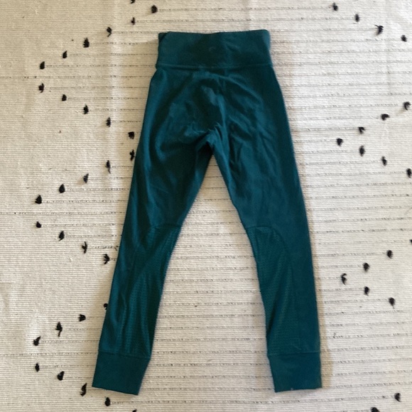 Aritzia the Constant leggings in green. Size xs - Picture 4 of 4